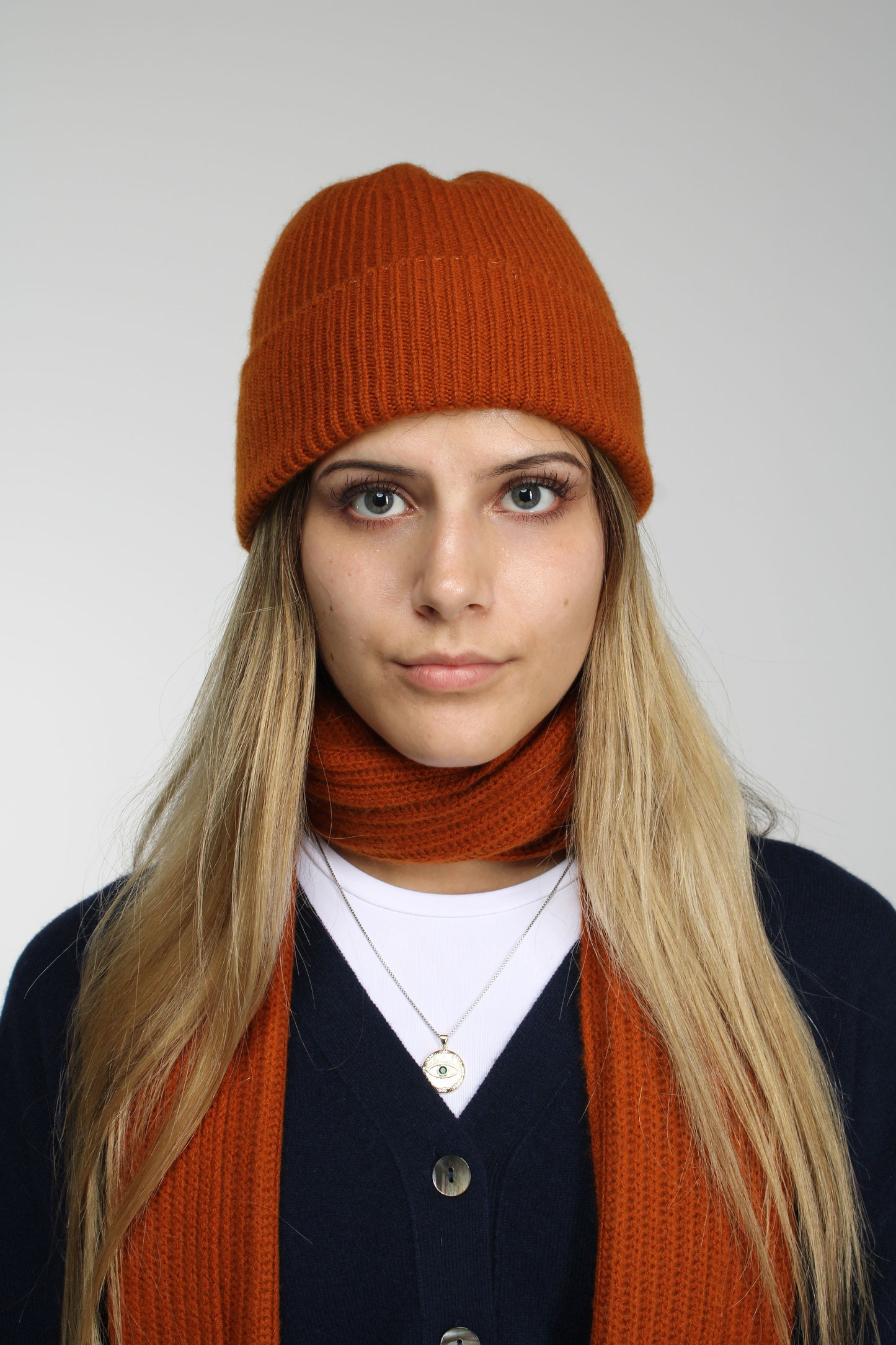 Die Ox Haven Beanie in tiefem Kupfer ist unisex.