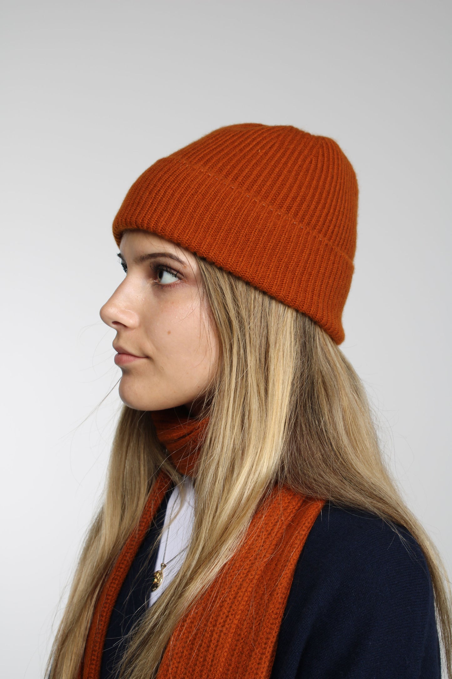 Die Ox Haven Beanie in tiefem Kupfer ist unisex.