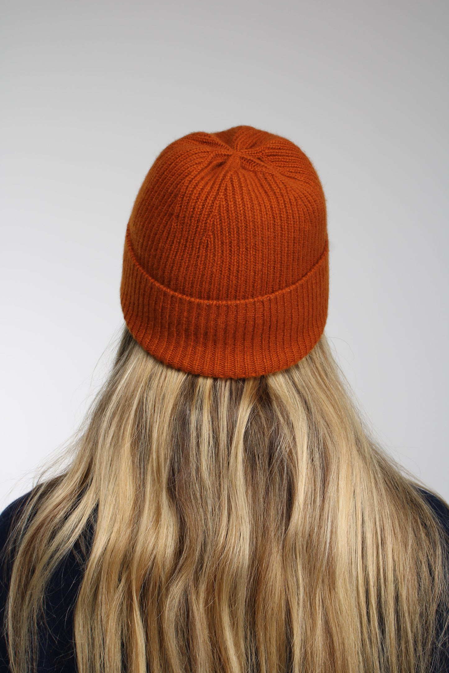 Die Ox Haven Beanie in tiefem Kupfer ist unisex.